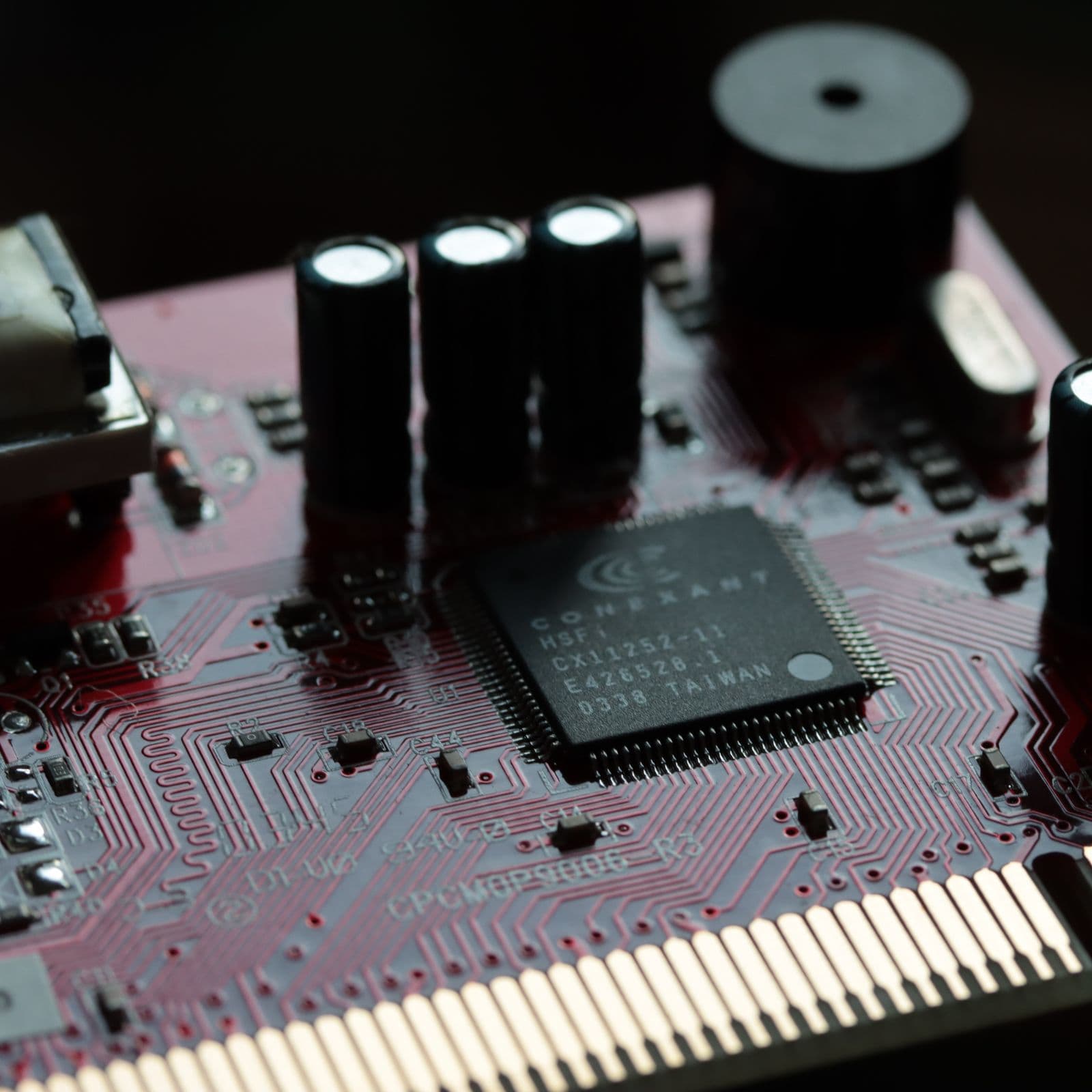Prim-plan cu o placă electronică, condensatori și un microcontroler